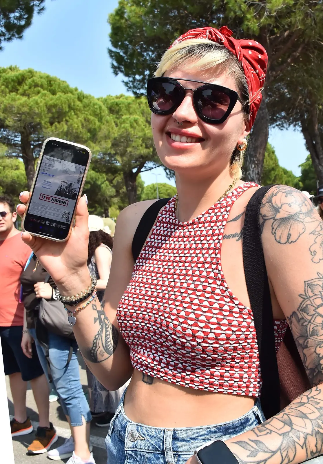 Lo Stadio Teghil di Lignano pronto per un un grande abbraccio collettivo: migliaia di fan, arrivati da tutta Italia, hanno riempito ogni spazio per vivere una serata che resterà nel cuore. C'è chi ha raggiunto il Friuli da Torino e da Bergamo e si è messo in fila già dalle 6 del mattino. Sul palco, Cesare Cremonini pronto a regalare un viaggio tra passato e presente, emozionando con la sua voce e la sua energia unica.