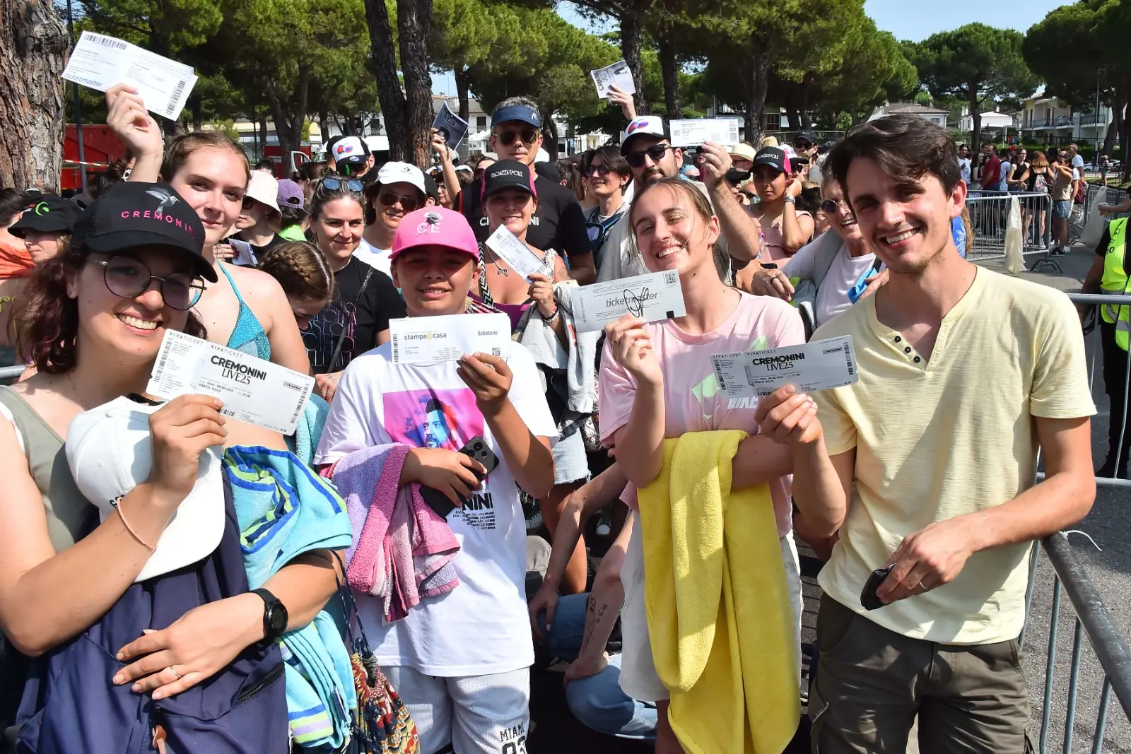 Lo Stadio Teghil di Lignano pronto per un un grande abbraccio collettivo: migliaia di fan, arrivati da tutta Italia, hanno riempito ogni spazio per vivere una serata che resterà nel cuore. C'è chi ha raggiunto il Friuli da Torino e da Bergamo e si è messo in fila già dalle 6 del mattino. Sul palco, Cesare Cremonini pronto a regalare un viaggio tra passato e presente, emozionando con la sua voce e la sua energia unica.