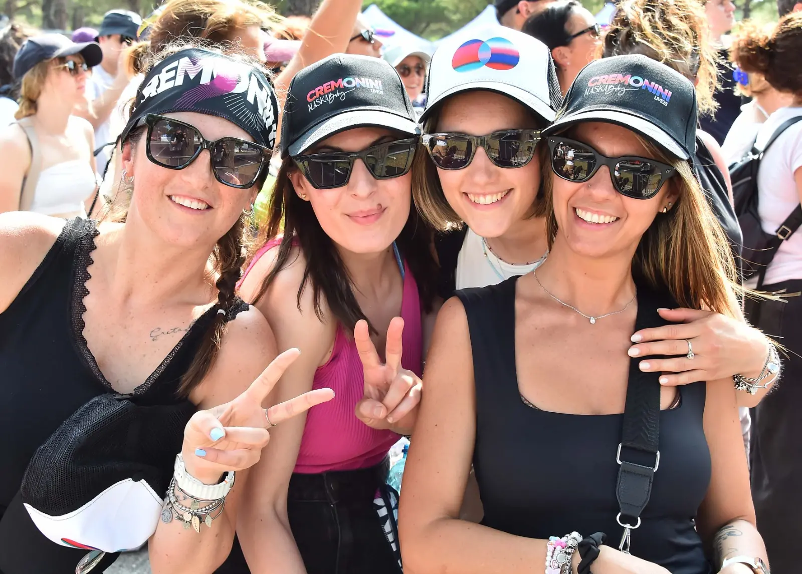 Lo Stadio Teghil di Lignano pronto per un un grande abbraccio collettivo: migliaia di fan, arrivati da tutta Italia, hanno riempito ogni spazio per vivere una serata che resterà nel cuore. C'è chi ha raggiunto il Friuli da Torino e da Bergamo e si è messo in fila già dalle 6 del mattino. Sul palco, Cesare Cremonini pronto a regalare un viaggio tra passato e presente, emozionando con la sua voce e la sua energia unica.