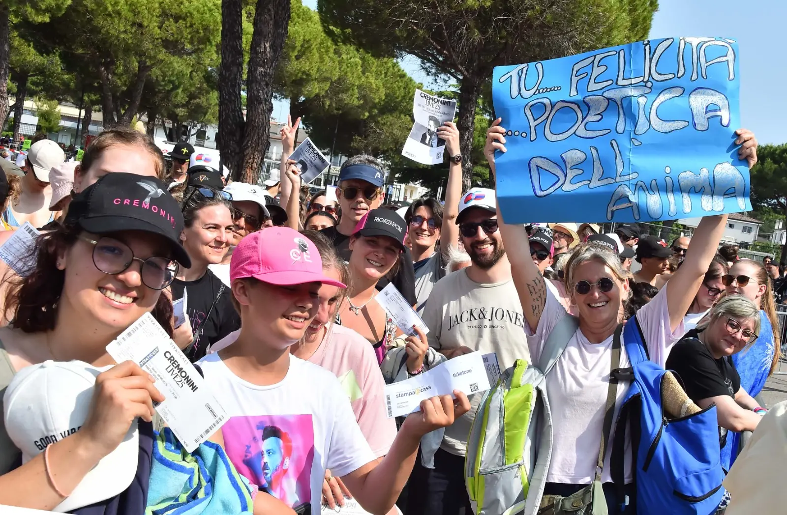 Lo Stadio Teghil di Lignano pronto per un un grande abbraccio collettivo: migliaia di fan, arrivati da tutta Italia, hanno riempito ogni spazio per vivere una serata che resterà nel cuore. C'è chi ha raggiunto il Friuli da Torino e da Bergamo e si è messo in fila già dalle 6 del mattino. Sul palco, Cesare Cremonini pronto a regalare un viaggio tra passato e presente, emozionando con la sua voce e la sua energia unica.
