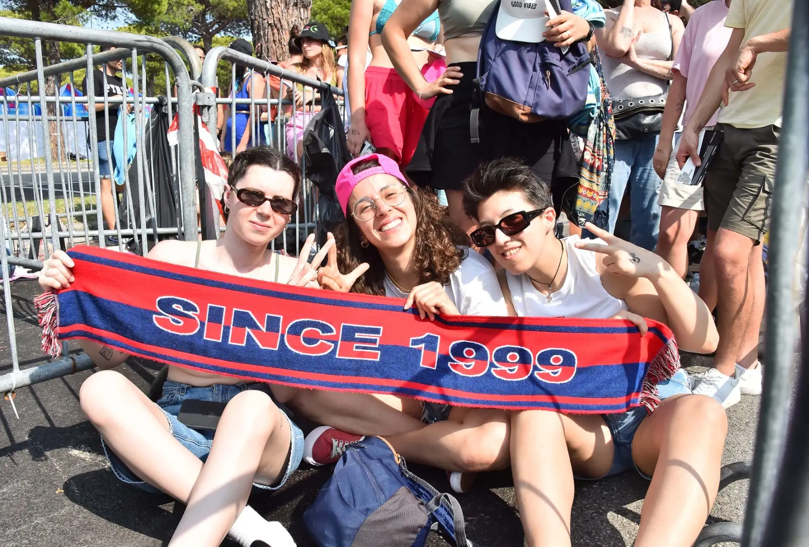 Lo Stadio Teghil di Lignano pronto per un un grande abbraccio collettivo: migliaia di fan, arrivati da tutta Italia, hanno riempito ogni spazio per vivere una serata che resterà nel cuore. C'è chi ha raggiunto il Friuli da Torino e da Bergamo e si è messo in fila già dalle 6 del mattino. Sul palco, Cesare Cremonini pronto a regalare un viaggio tra passato e presente, emozionando con la sua voce e la sua energia unica.