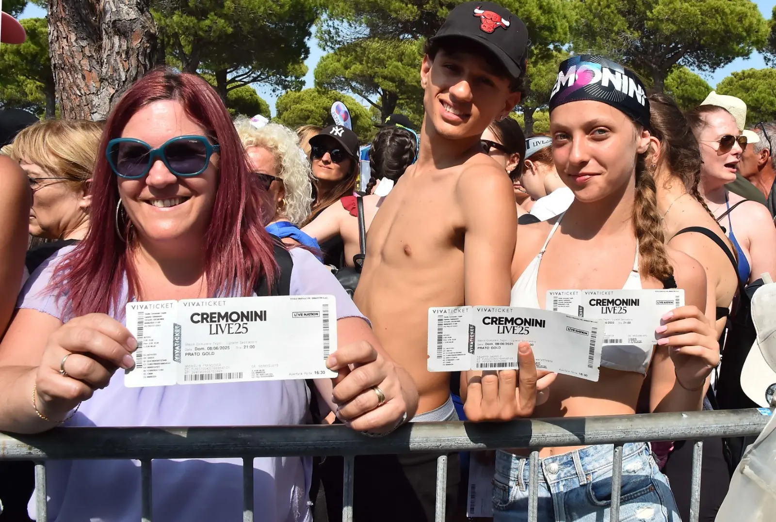 Lo Stadio Teghil di Lignano pronto per un un grande abbraccio collettivo: migliaia di fan, arrivati da tutta Italia, hanno riempito ogni spazio per vivere una serata che resterà nel cuore. C'è chi ha raggiunto il Friuli da Torino e da Bergamo e si è messo in fila già dalle 6 del mattino. Sul palco, Cesare Cremonini pronto a regalare un viaggio tra passato e presente, emozionando con la sua voce e la sua energia unica.