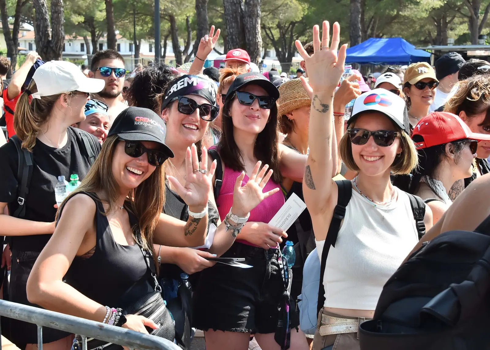 Lo Stadio Teghil di Lignano pronto per un un grande abbraccio collettivo: migliaia di fan, arrivati da tutta Italia, hanno riempito ogni spazio per vivere una serata che resterà nel cuore. C'è chi ha raggiunto il Friuli da Torino e da Bergamo e si è messo in fila già dalle 6 del mattino. Sul palco, Cesare Cremonini pronto a regalare un viaggio tra passato e presente, emozionando con la sua voce e la sua energia unica.