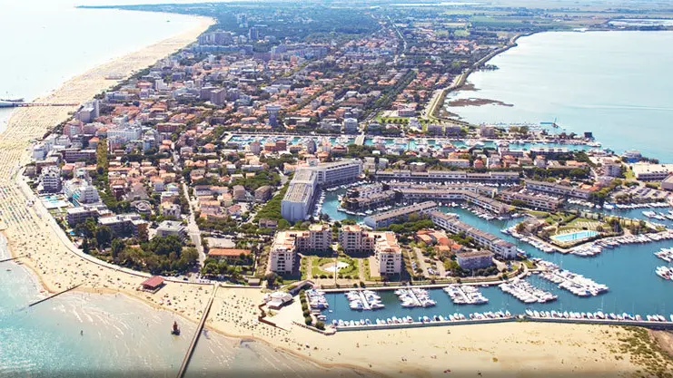 Una veduta aerea di Lignano Sabbiadoro con la sua darsena.