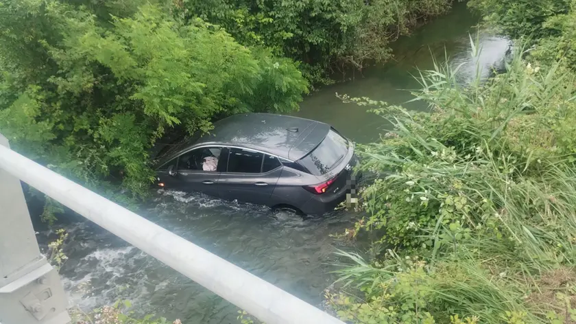 L'auto finita nella roggia