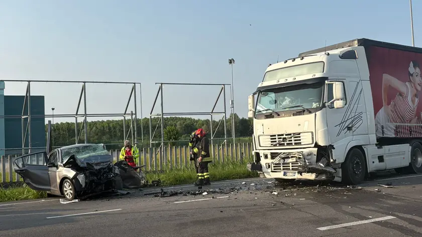 Quel che resta dell'auto dopo il violento schianto frontale contro un tir sulla Pontebbana