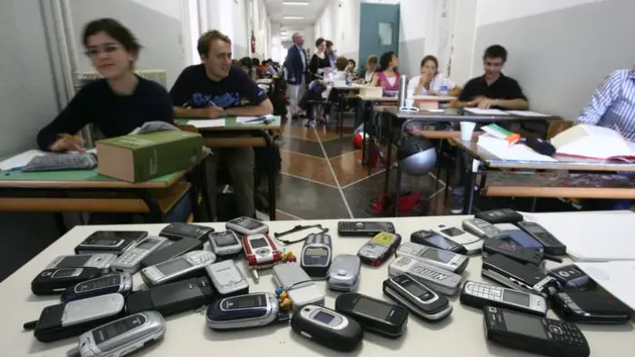 Telefonini vietati anche a presidenti e commissari all’Isis Flora di Pordenone