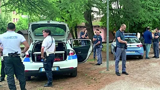 Controlli della polizia locale e degli uomini della questura nei parchi di Pordenone