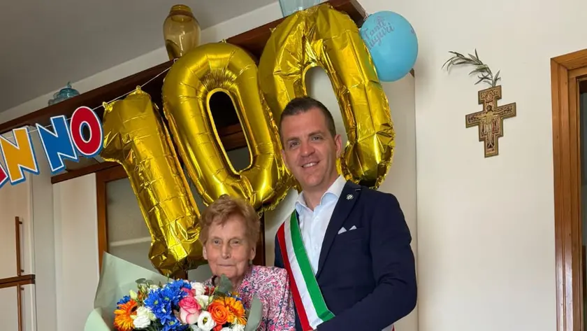 Erina Bubola, sarta che ha confezionato oltre duemila abiti da sposa, compie 100 anni