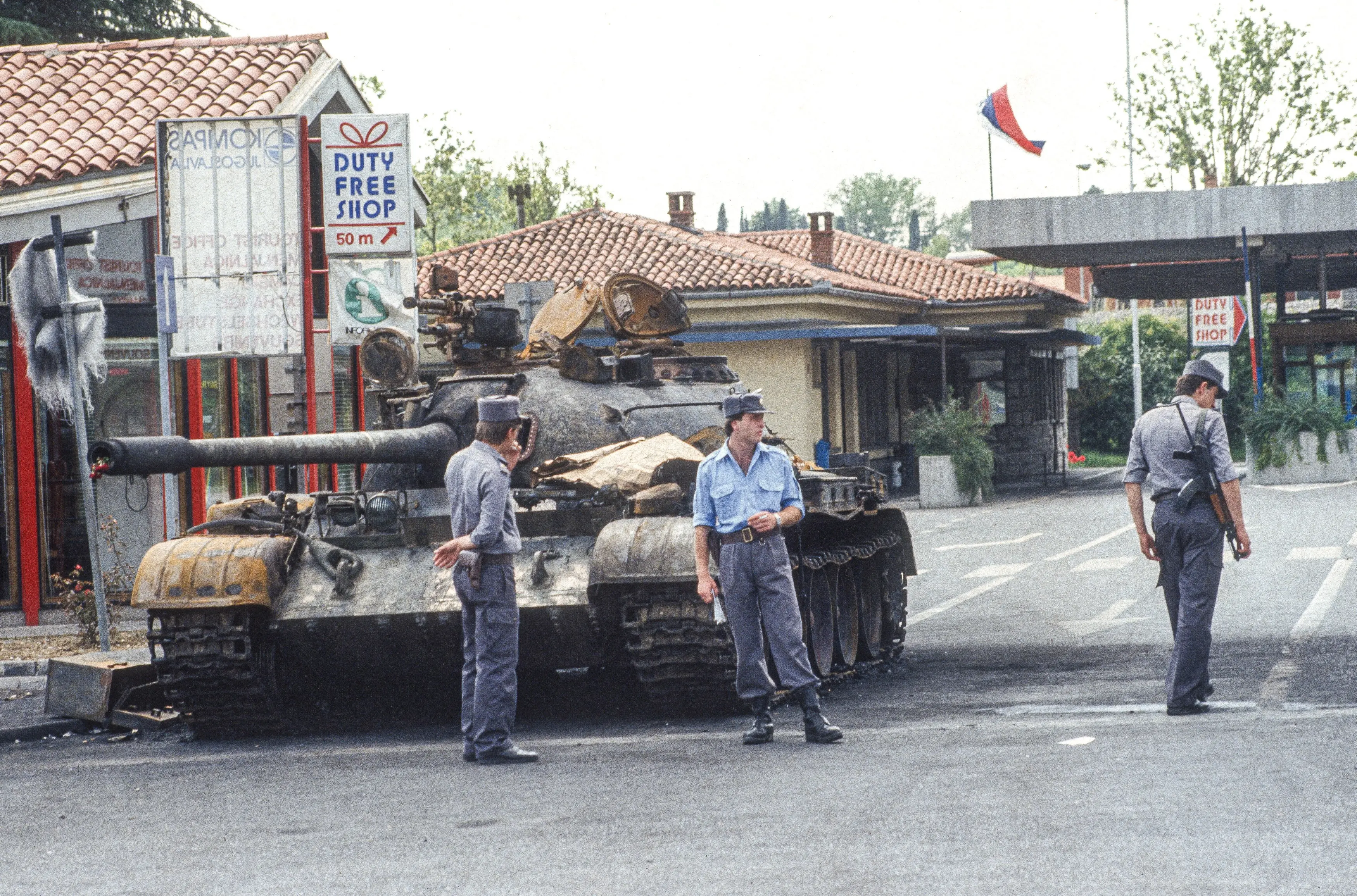 1992 Gorizia. Carro armato dell'esercito Jugoslavo bruciato dalla milizia slovena al confine del valico di Casa Rossa Rbmultimedia / AGF