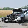 Quel che resta dell'auto e della moto dopo il violento impatto a Campoformido