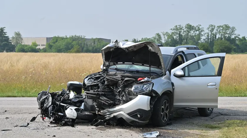 Quel che resta dell'auto e della moto dopo il violento impatto a Campoformido