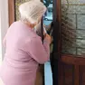 Anziana schiaccia le dita sulla porta di casa a un potenziale truffatore.