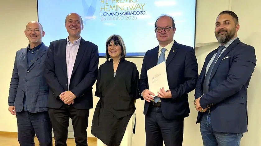 Da sinistra Gian Mario Villalta, Alberto Garlini, Donatella Pasquin, Mario Anzil, Manuel Massimiliano la Placa alla presentazione