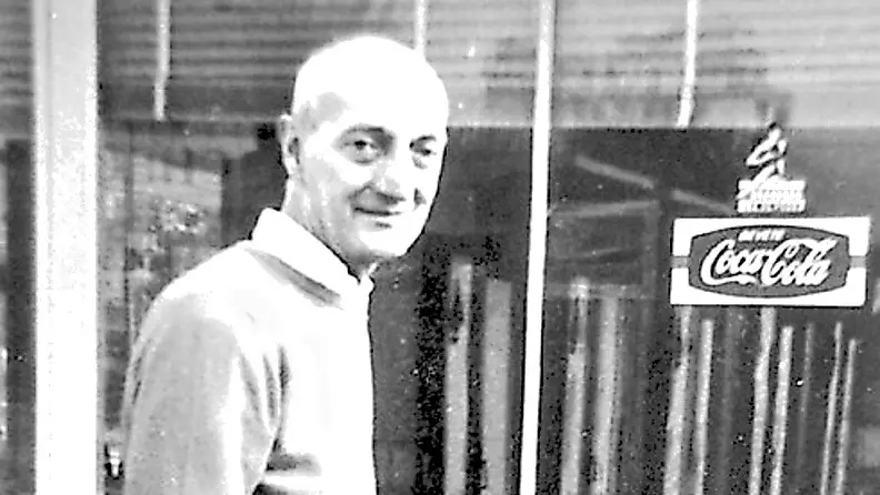 Giorgio Scerbanenco al bar Gabbiano a Lignano negli anni Sessanta