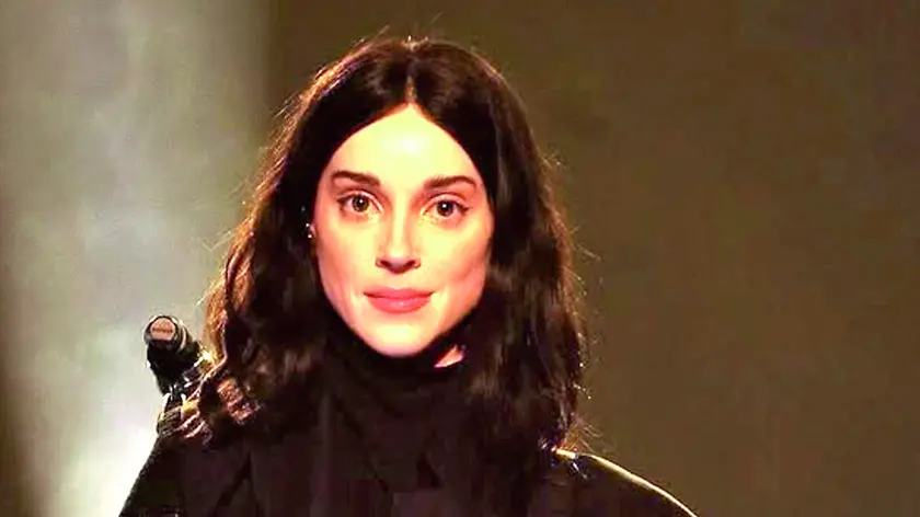 St. Vincent, cantautrice e polistrumentista statunitense che sarà in concerto al castello di Udine il 23 giugno
