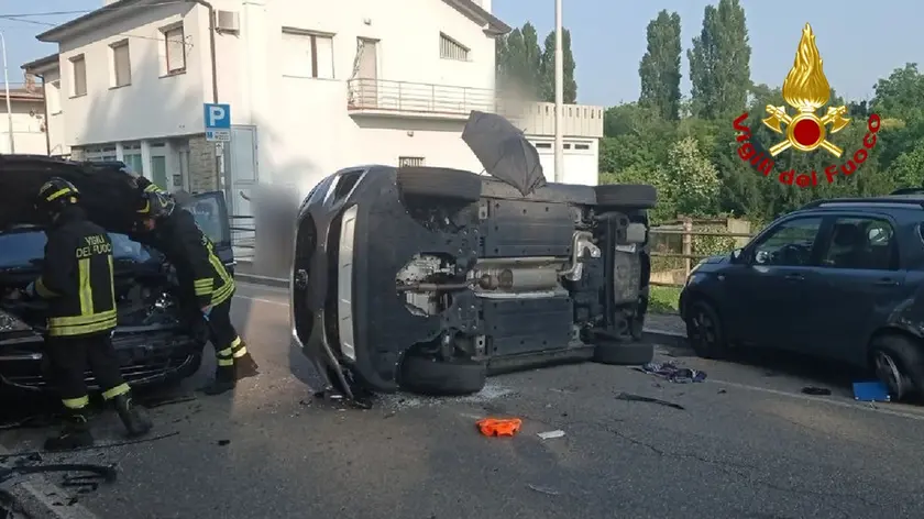 L'auto è finita su un fianco