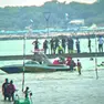 Le operazioni di soccorso alla coppia caduta in mare a Pineta