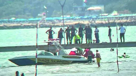 Le operazioni di soccorso alla coppia caduta in mare a Pineta