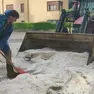 In un'immagine del 2023 i cittadini spalano via la grandine come fosse neve a Reana del Royale