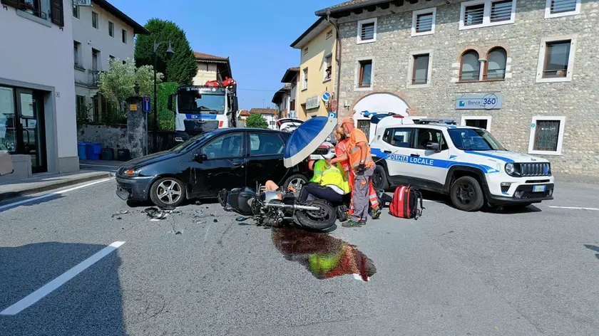 La Fiat Punto e la moto Suzuki coinvolti nell'incidente a Basaldella
