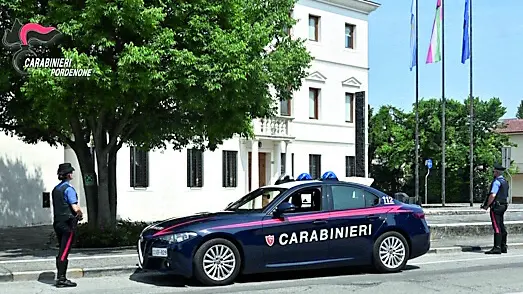 Un’auto di servizio dei carabinieri durante attività di controllo