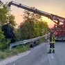 L'autogrù recupera l'auto