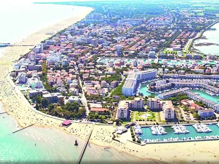 Una veduta aerea di Lignano. Le imprese della Riviera Friulana saranno le protagoniste dell’incontro di mercoledì 18 giugno