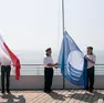 Il doppio alzabandiera con il tricolore. Foto Bonaventura