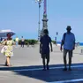 Una turista si ripara dal sole sotto un ombrellino