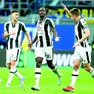 Oumar Solet tra Jaka Bijol (a destra) e Lorenzo Lucca: il francese potrebbe non partire (foto Petrussi)