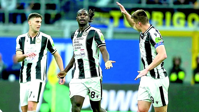 Oumar Solet tra Jaka Bijol (a destra) e Lorenzo Lucca: il francese potrebbe non partire (foto Petrussi)