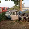 L'auto finita fuori strada