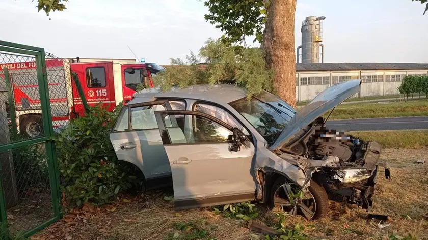 L'auto finita fuori strada