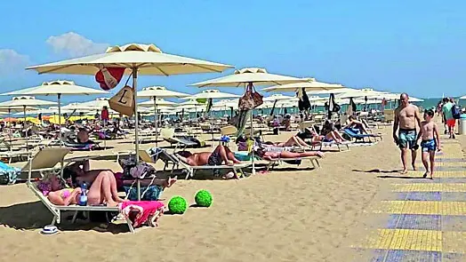 Tante presenze in spiaggia a Lignano