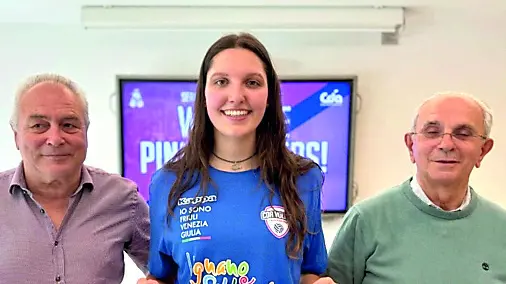 Sofia Cusma con il direttore sportivo De Paoli e il presidente Cattelan