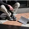 Chi pratica l’accattonaggio molesto, oltre a eventuali profili penali su querela di parte, può essere allontanato per tre giorni dalla città