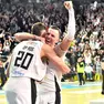 Alibegovic e Da Ros fanno festa alla fine della partita contro Rimini che ha sancito il ritorno dell’Apu Old Wild West in Serie A. Foto Petrussi