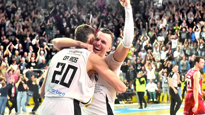 Alibegovic e Da Ros fanno festa alla fine della partita contro Rimini che ha sancito il ritorno dell’Apu Old Wild West in Serie A. Foto Petrussi