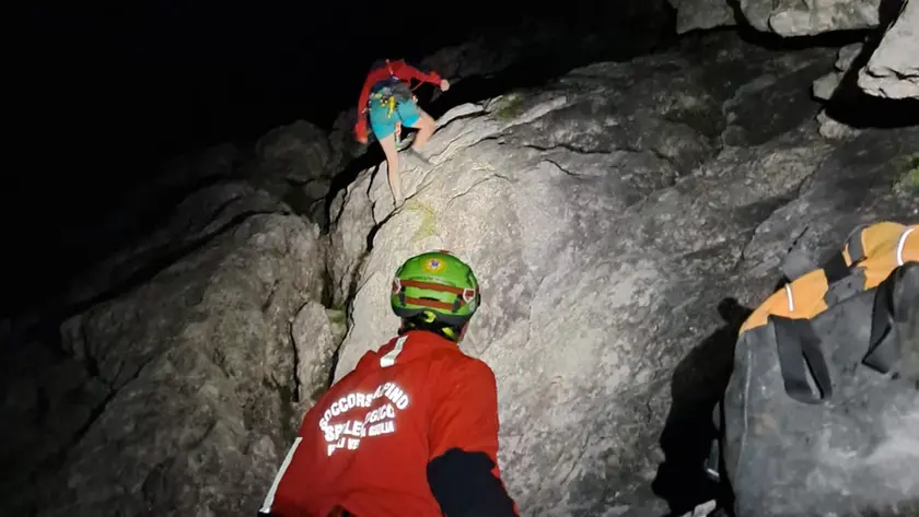 L'intervento in parete dei soccorritori nella notte