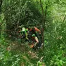 L'auto finita nel mezzo della boscaglia con le ruote all'aria