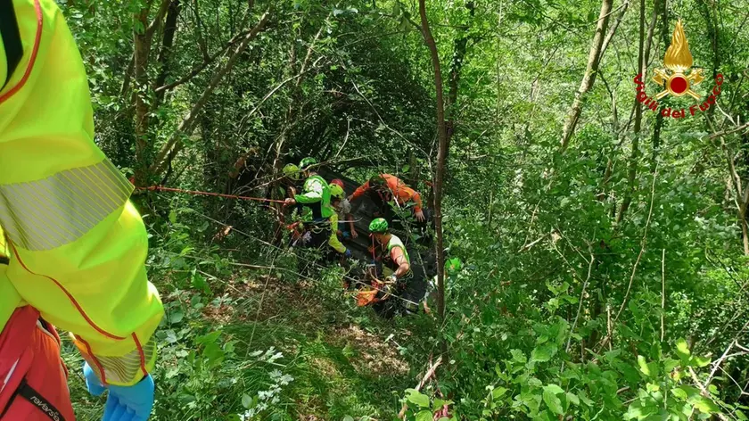 L'auto finita nel mezzo della boscaglia con le ruote all'aria