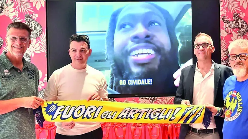 Un momento della presentazione del nuovo pivot della Gesteco Deshawn Freeman che era collegato dagli Stati Uniti fotopetrussi
