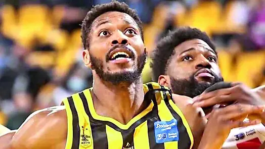 Shakur Asiatic Juiston con la maglia dell’Aris Salonicco
