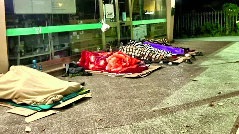 Il sindaco Carlo Spagnol ha firmato l’ordinanza che vieta i bivacchi a Sacile: è già entrata in vigore