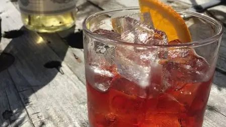 Il Negroni è diventato oggetto di una accesa discussione in un bar di Pordenone