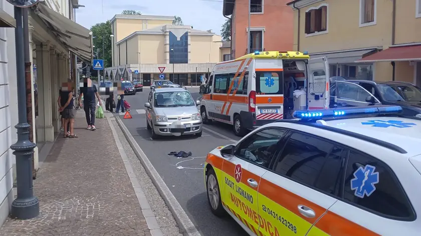 I soccorsi sul luogo dell'investimento, in centro a Latisana