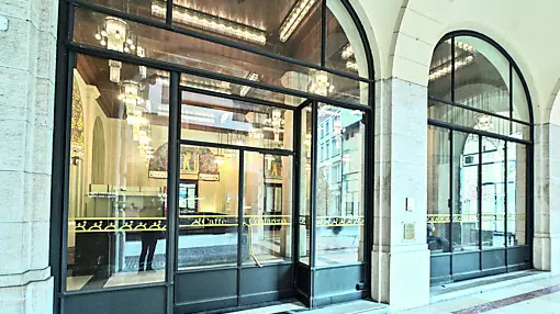 L’ingresso dello storico caffè Contarena