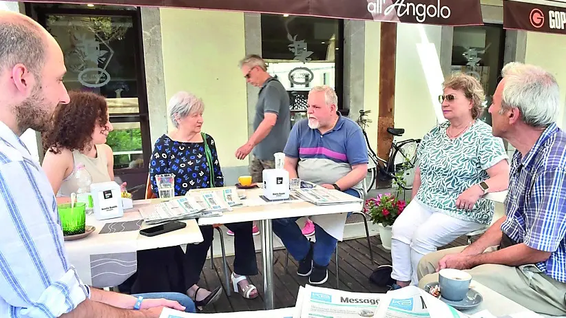 L’incontro al bar All’Angolo. Foto Petrussi