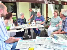 L’incontro al bar All’Angolo. Foto Petrussi